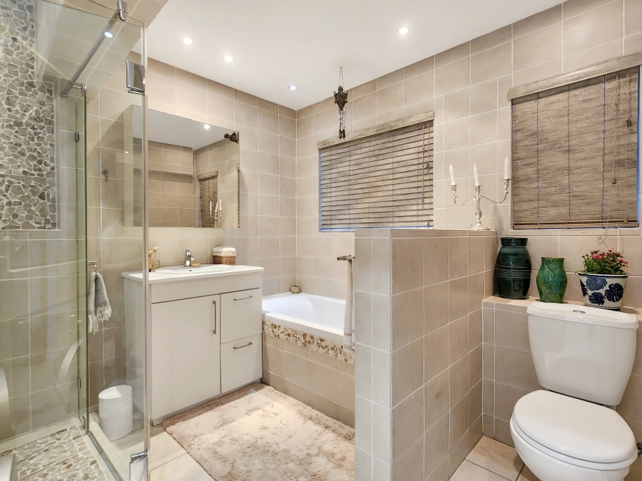 1 Bedroom Property for Sale in Sea Point Western Cape